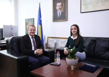 Kryetari Ferit Idrizi nderon aktoren e DTV MEDIA, Blerina Veseli me mirënjohje