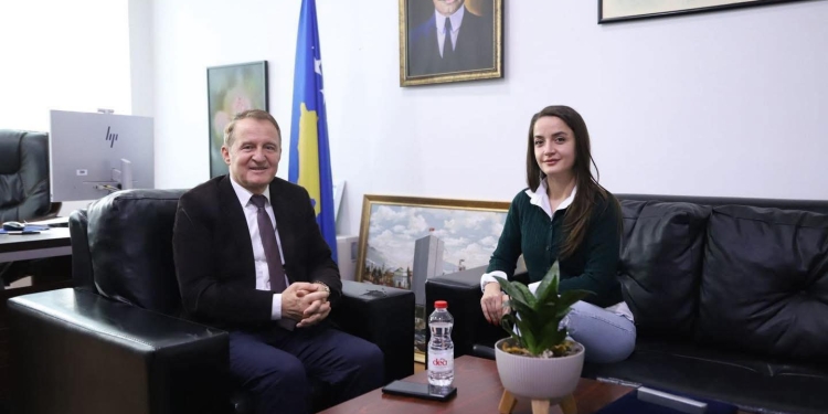 Kryetari Ferit Idrizi nderon aktoren e DTV MEDIA, Blerina Veseli me mirënjohje