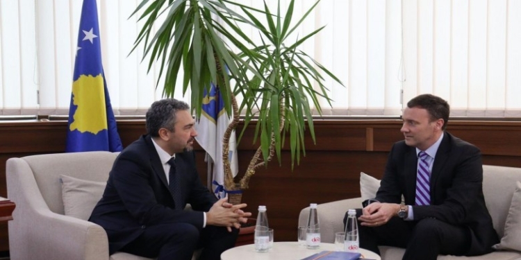 Zyrtari i DASh-it viziton KQZ-në, informohet për zgjedhjet e 28 dhjetorit