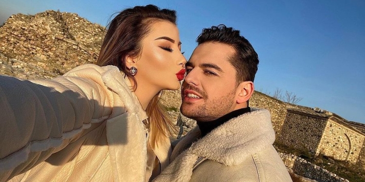 “Babi do jetë engjëlli jonë mbrojtës”, Selvije Jao rikthen foton krah Shpat Kasapit dhe djalit; mesazhi prekës