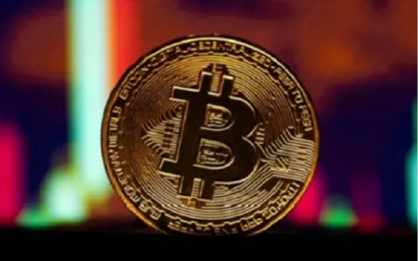Bitcoin bie mbi 5% për shkak të shqetësimeve për likuidimin