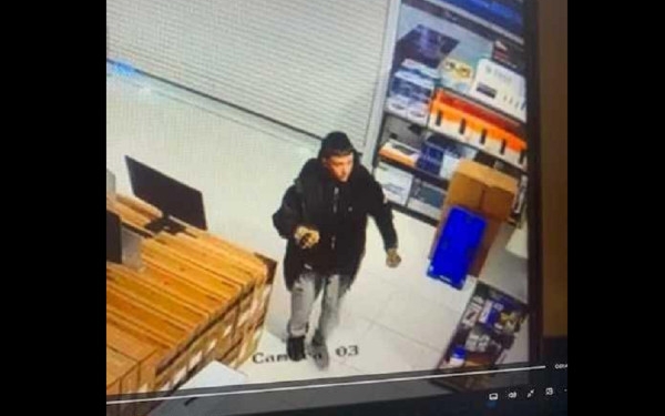 Policia kërkon ndihmë nga qytetarët për kapjen e këtij personi