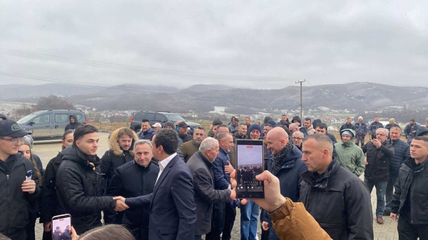 Ndarja e shtesave prej 100 eurove – Kurti: Çdo herë para vitit të ri ne i gëzojmë të moshuarit dhe fëmijët
