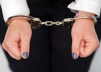 Dramë në Prishtinë| “Kom me ta djegë shpinë” Gruaja kërcënon bashkëshortin dhe i dëmton pronën – përfundon në ndalim policor