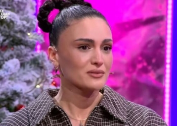 Këngëtarja Sheila Haxhiraj rrëfehet për herë të parë, vëllai vrau veten me armën e shërbimit