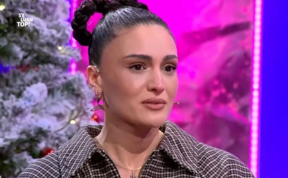 Këngëtarja Sheila Haxhiraj rrëfehet për herë të parë, vëllai vrau veten me armën e shërbimit