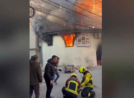 Publikohen pamje nga djegia e shtëpisë në Prizren ku humbi jetën një foshnjë