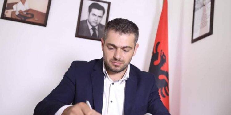 Andin Hoti: Së paku 80% në Lëvizjen Vetëvendosje e kanë lexuar Ukshin Hotin