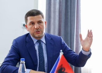 Memli Krasniqi fton shqiptarët në protestën e Shkupit në mbrojtje të çlirimtarëve në Hagë
