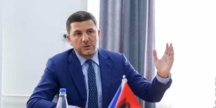 Memli Krasniqi fton shqiptarët në protestën e Shkupit në mbrojtje të çlirimtarëve në Hagë