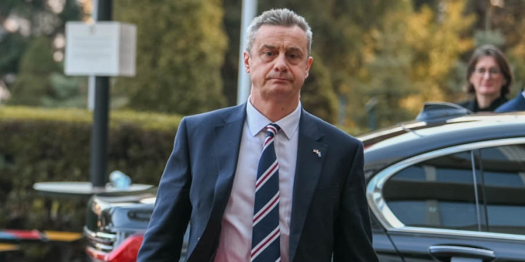 Hargreaves i shqetësuar me mos-certifikimin e Listës Serbe: Shkatërron reputacionin e fituar të Kosovës