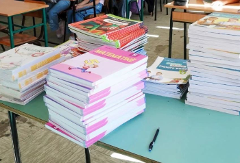Serbia vazhdon t’i mbajë të bllokuara fondet për librat e nxënësve në Luginë
