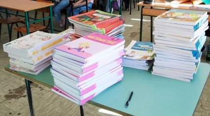 Serbia vazhdon t’i mbajë të bllokuara fondet për librat e nxënësve në Luginë