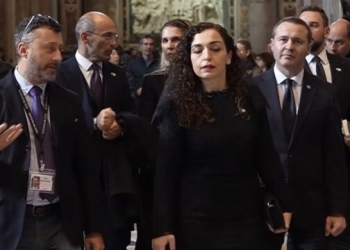 Qeveria e kërkoi shkarkimin e tij për shkak të kritikave ndaj Kurtit, Vehbi Miftari krah Osmanit në Vatikan