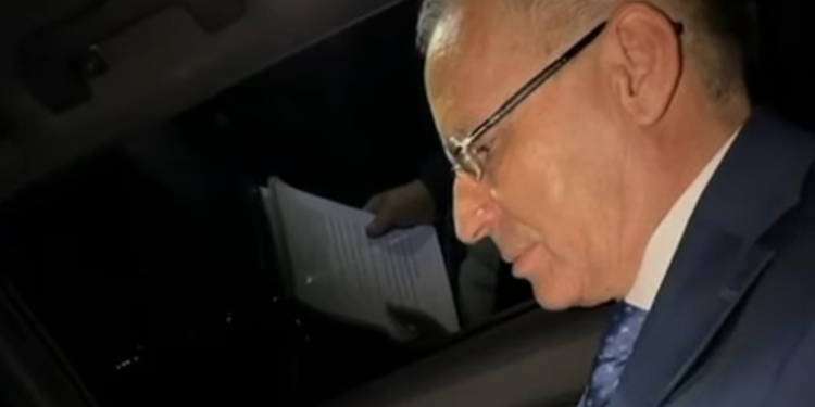 Bedri Hamza publikon video nga vetura duke shkuar në Prizren për hapjen e fushatës së PDK-së