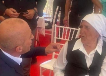 “Ia fali Kosovës djalin”, Haradinaj ngushëllon familjen Vishaj për vdekjen e nënës së dëshmorit