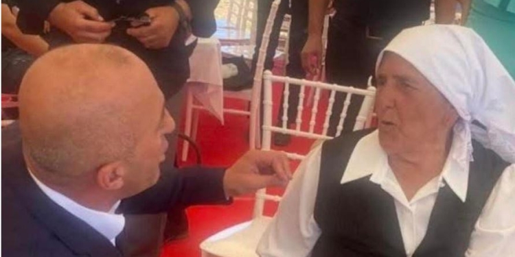 “Ia fali Kosovës djalin”, Haradinaj ngushëllon familjen Vishaj për vdekjen e nënës së dëshmorit