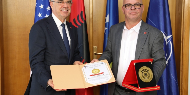 Presidenti Begaj viziton Rahovecin, dekorohet nga Smajl Latifi