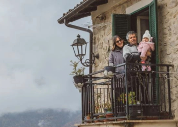 Fshati italian feston lindjen e fëmijës së parë pas tri dekadash