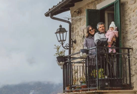 Fshati italian feston lindjen e fëmijës së parë pas tri dekadash