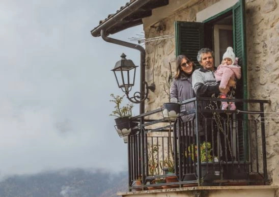 Fshati italian feston lindjen e fëmijës së parë pas tri dekadash