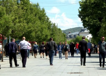 2025, vit i krizave, 72% e të rinjve shohin shpresë jashtë Kosovës