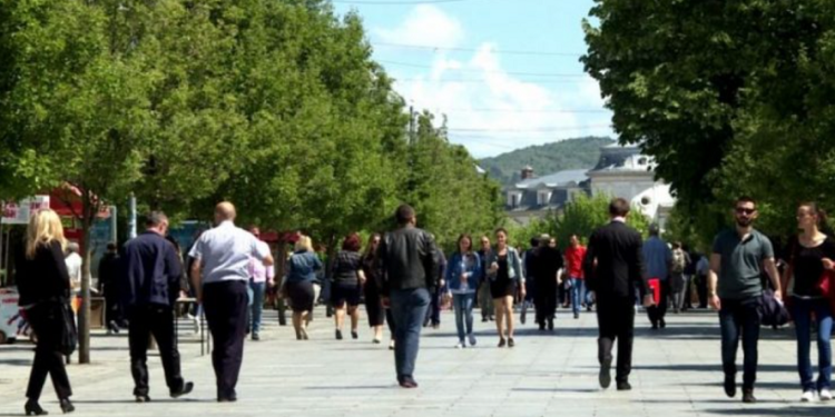 2025, vit i krizave, 72% e të rinjve shohin shpresë jashtë Kosovës