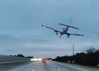 Avioni përplaset me një veturë në autostradë në Florida, lëndohet shoferja