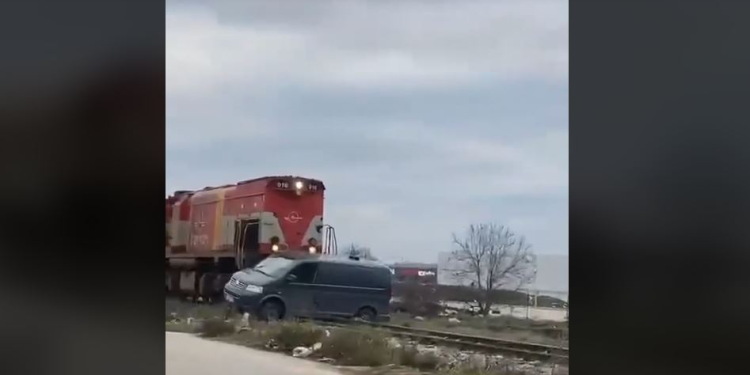 Treni godet një furgon në Prishtinë, policia jep detaje
