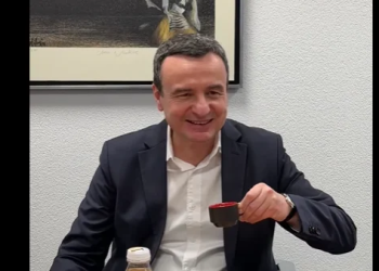 Kurti lavdëron radion shqiptare të Zvicrës: Shumë më mirë me ardh te ju se me shku në hotel
