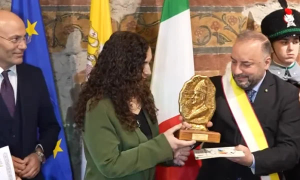 Osmani i jepet çmim në qytetin e Papëve, nderohet për angazhimin për paqe