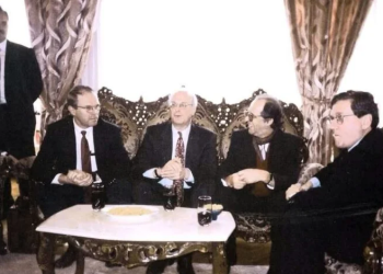 Fotografi e papublikuar më parë: Holbrooke, Hill dhe Gelbard në takim me Rugovën në shtëpinë e tij në Velani, më 1998