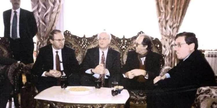 Fotografi e papublikuar më parë: Holbrooke, Hill dhe Gelbard në takim me Rugovën në shtëpinë e tij në Velani, më 1998
