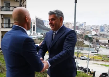 Pas prishjes me PDK-në, Ardian Kastrati aderon në AAK – pritet nga Ramush Haradinaj