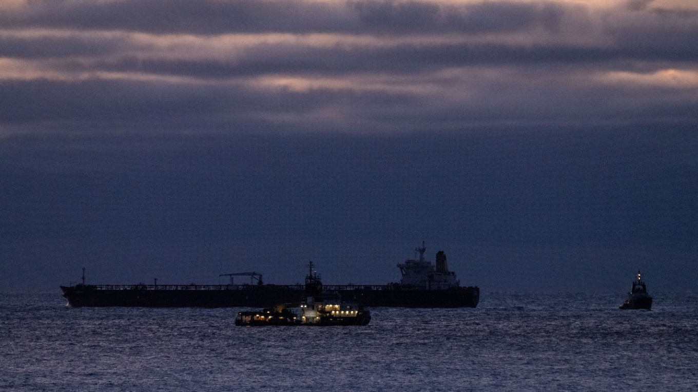 Marina suedeze thotë se rusët kanë filluar të armatosin cisternat që kontrabandojnë naftë nga Rusia