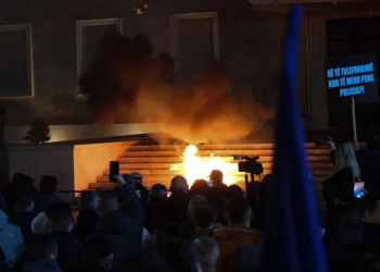 Përshkallëzohet situata në Shqipëri, hidhet molotov në derën e kryeministrisë