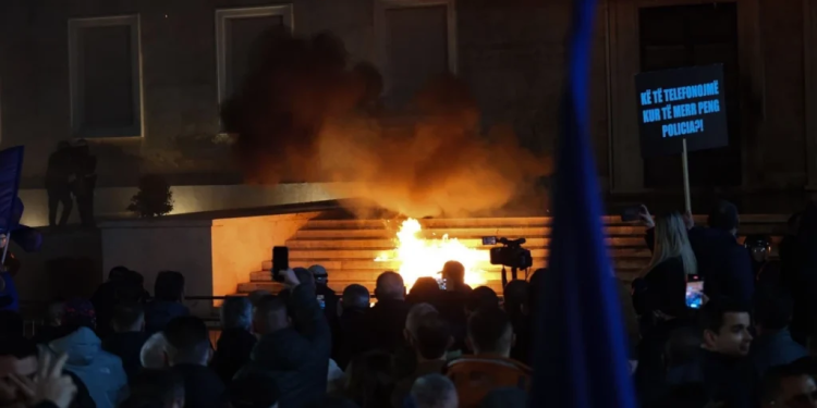 Përshkallëzohet situata në Shqipëri, hidhet molotov në derën e kryeministrisë