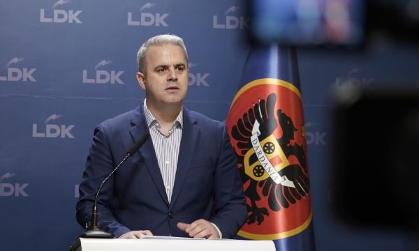 Azemi: Rizvanolli po i mashtron qytetarët, Qeveria Kurti e ka licencuar EFT-në e Vuk Hamoviqit me një emër tjetër