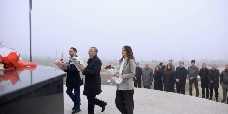 Hamza nderon me homazhe Mujë Krasniqin dhe 41 dëshmorë të UÇK-së në Skenderaj