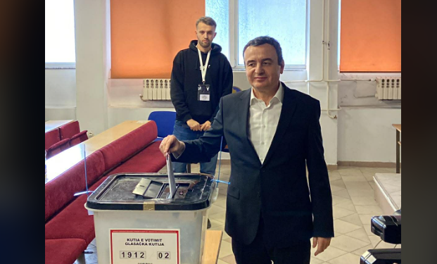 Albin Kurti ushtron të drejtën e votës