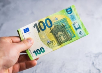 Katër ditë para zgjedhjeve, Qeveria ndan nga 100 euro për fëmijët dhe pensionistët