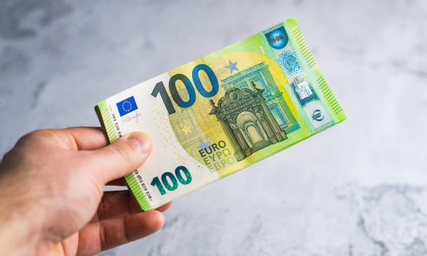 Katër ditë para zgjedhjeve, Qeveria ndan nga 100 euro për fëmijët dhe pensionistët