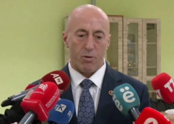 Bashkë me nënën e tij, voton Haradinaj: Ftoj qytetarët t’i dalin krah Kosovës