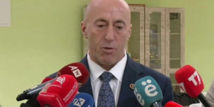 Bashkë me nënën e tij, voton Haradinaj: Ftoj qytetarët t’i dalin krah Kosovës