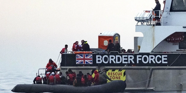 Britania ashpërson politikat, shqiptarëve me azil të refuzuar u ofrohen deri në 10,000 paund për t’u larguar