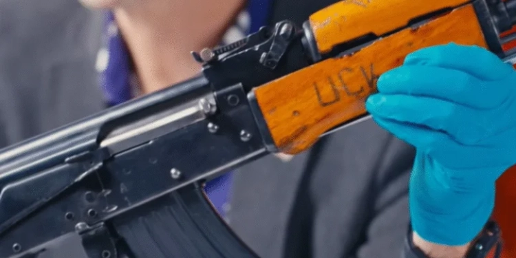 Kallashnikovi i UÇK-së në koleksionin e ‘Imperial War Museum’ në Londër