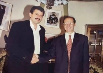 Agim Veliu reagon pas përjashtimit nga lista: Publikon foto duke shtrënguar duart me Rugovën