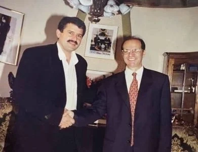 Agim Veliu reagon pas përjashtimit nga lista: Publikon foto duke shtrënguar duart me Rugovën