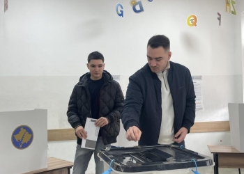 Në shoqëri të djemëve, voton bashkëshortja e Kadri Veselit