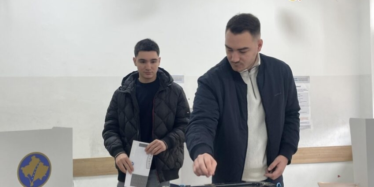 Në shoqëri të djemëve, voton bashkëshortja e Kadri Veselit